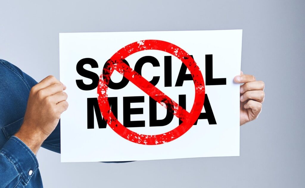 cancellarsi-dai-social